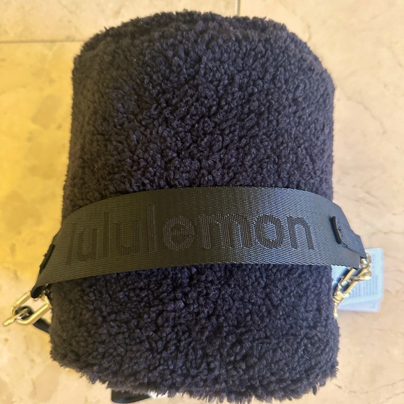 Lululemon Crossbody Black Bucket Bag Fleece 2.5L - Picture 11 of 14